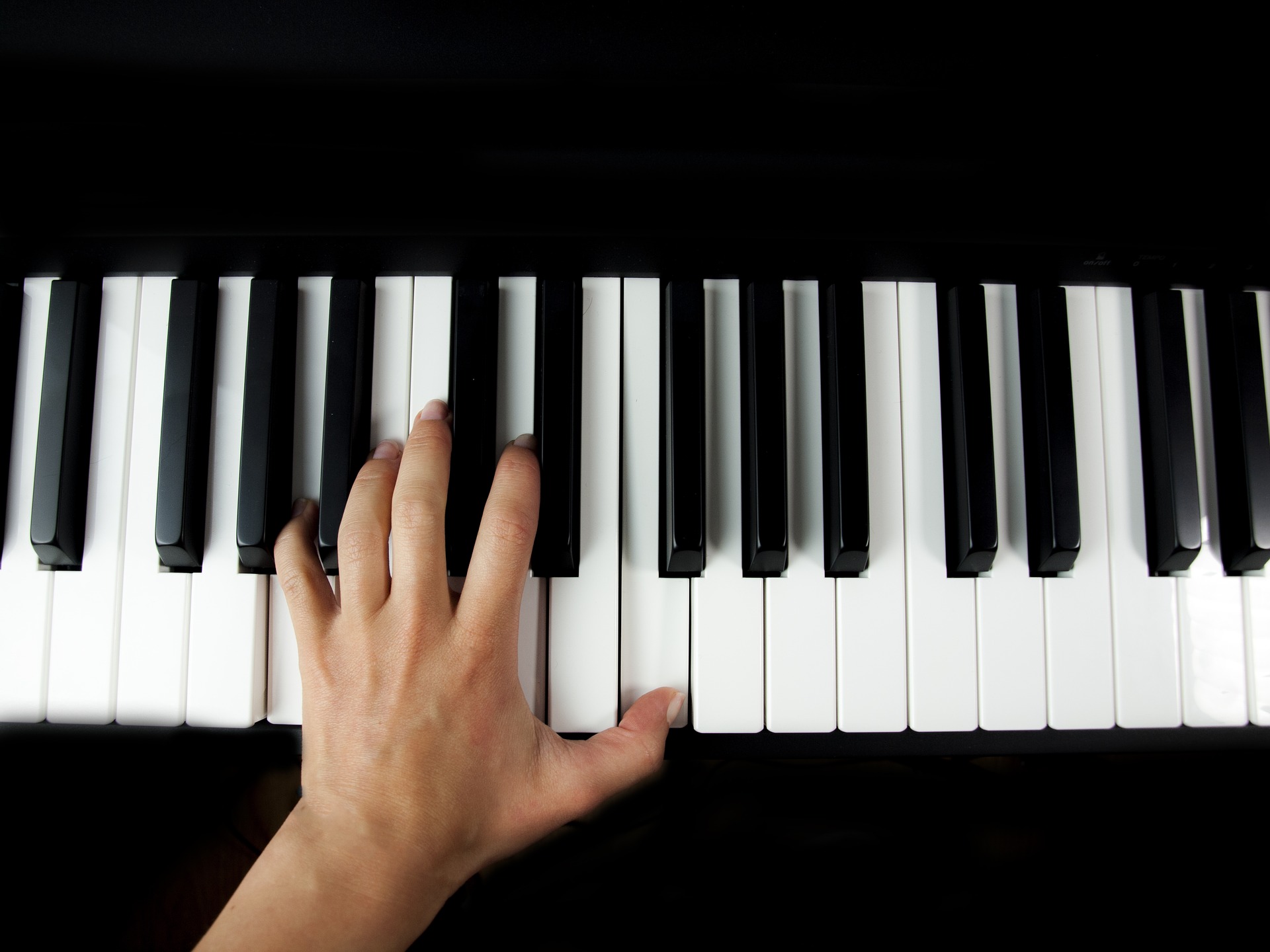 Main sur un piano accords